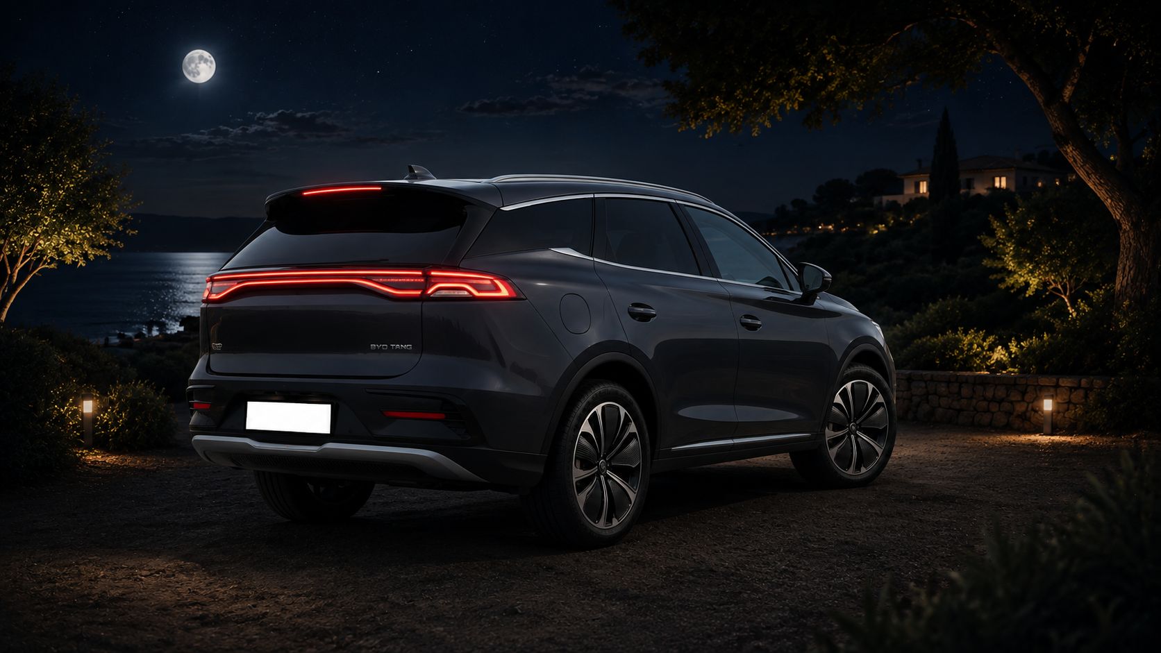 Le BYD Tang de PRODRIVE VTC vu de trois quarts arrière, feux allumés.