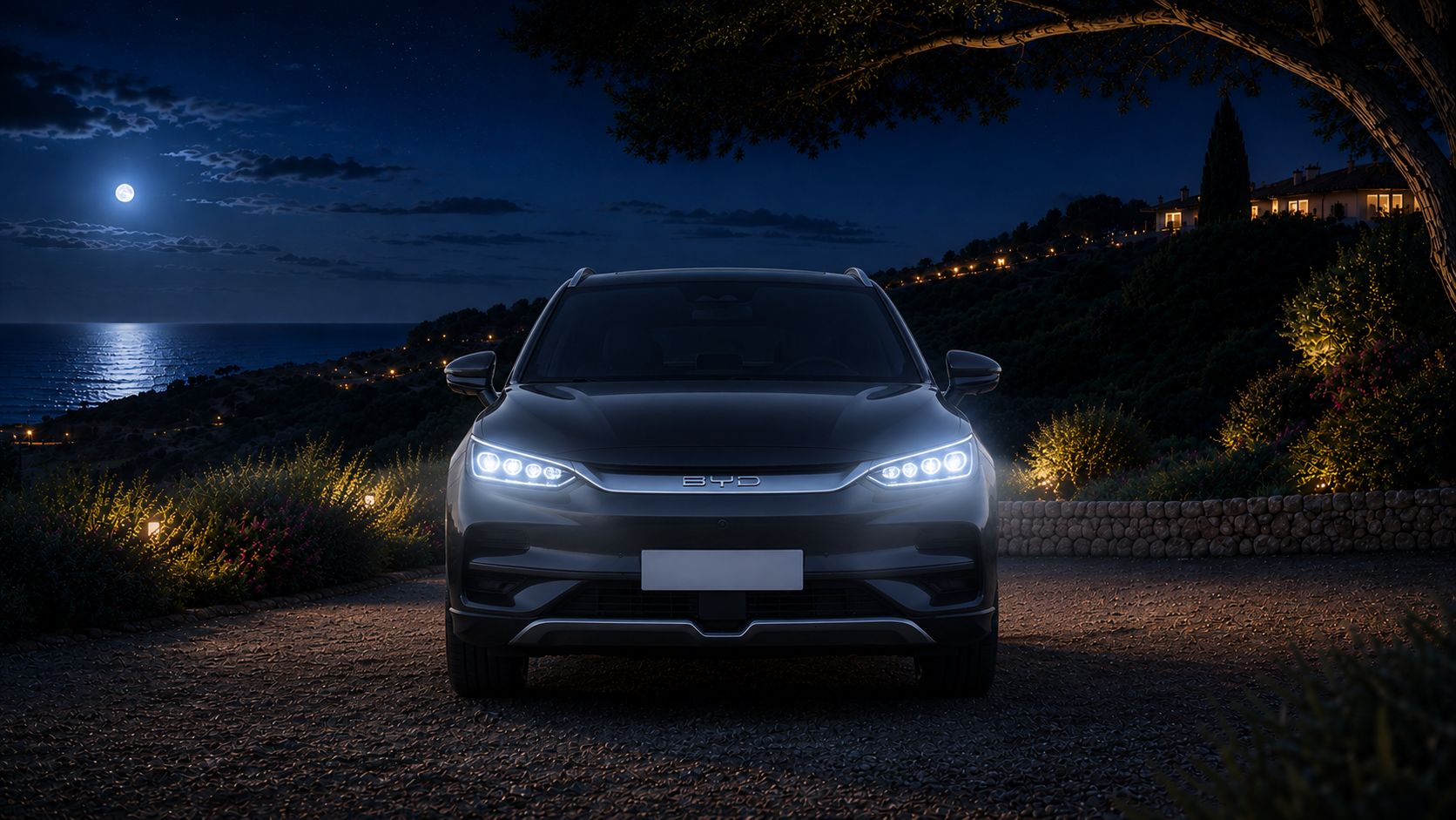 Le BYD Tang de PRODRIVE VTC vu de face, feux allumés, de nuit.