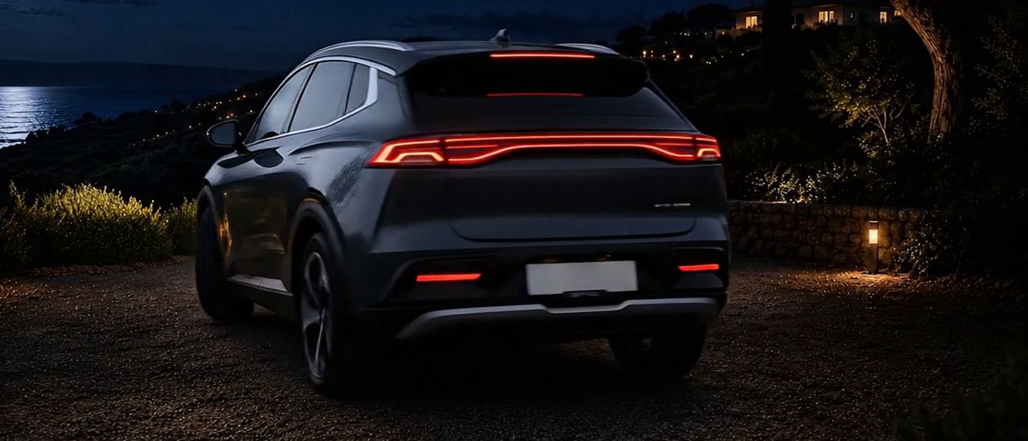 Le BYD Tang de PRODRIVE VTC, feux arrière allumés, au départ d’un trajet de nuit.